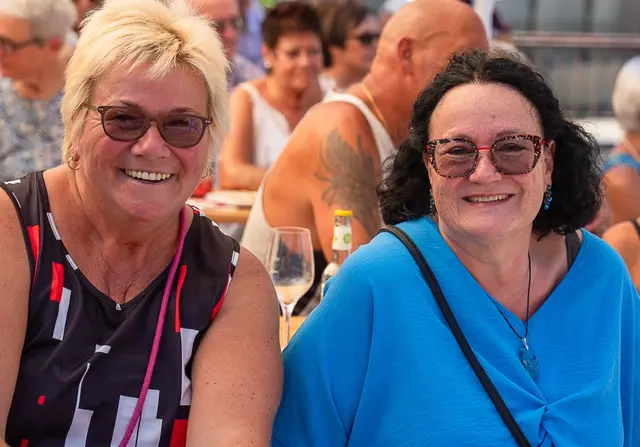 Fröhliche Gesichter: Die AWO-Vorsitzende Birgit Biegel (links) und Heike Kaus von ATT Autoteile Troisdorf (rechts). | Foto: Udo Schumpe