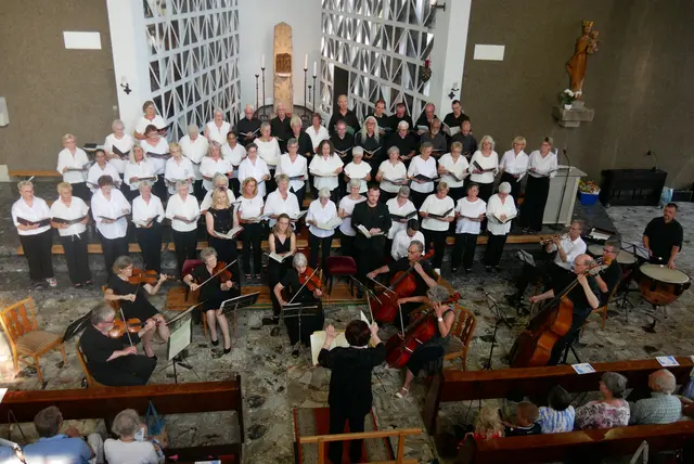 "Missa in C" von Wolfgang Amadeus Mozart der Kirchenchöre St. Josef und St. Thomas Apostel Urfeld mit Solisten, Orchester und Orgel beim Jubiläumskonzert in St. Josef - als musikalischer Höhepunkt.  | Foto: Anita Brandtstäter 