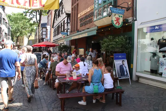 Trotz hochsommerlicher Temperaturen war das Holzgassenfest auch in diesem Jahr wieder sehr gut besucht. | Foto: Janina Decker