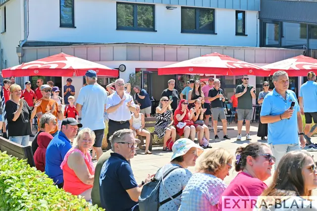 Trotz der sommerlichen Hitze konnte Bruno Schöneberg (re.), der Vorsitzende des GemeindeSportBndes, sehr viele Gäste zum Sporttag begrüßen. Unter ihnen auch Bürgermeister Rainer Viehof (Mitte.). | Foto: Herkenrath