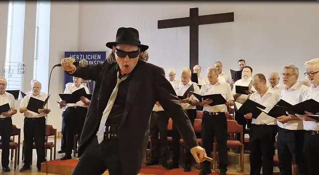 Ein überraschender Auftritt: Achim Hoffmann verwandelte sich beim Jubiläumskonzert des MGV „Loreley“ kurzerhand in Udo Lindenberg. Foto: Gabi Knops-Feiler 
