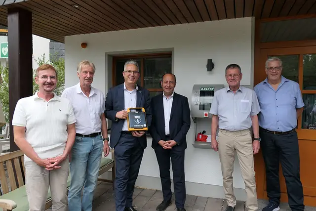Freude bei der Übergabe des Defibrillators (von links): Edgar Drückes (Hospizleiter Elisabeth-Hospiz), Heinz-Günter Scholz (Vorsitzender Bürgerstiftung Seelscheid), Guido Vierkötter (Bürgermeister Neunkirchen-Seelscheid), Matthias Schmitz (Bürgermeister Lohmar), Heijo Hauser (Vorsitzender Freundeskreis Elisabeth-Hospiz e.V.) und Horst Schmitz (stellvertretender Vorsitzender Bürgerstiftung Seelscheid). | Foto: Elisabeth Hospiz