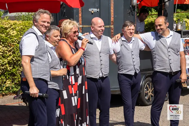 „Die Kellner“ und die Vorsitzende AWO Oberlar, Birgit Biegel. | Foto: Udo Schumpe