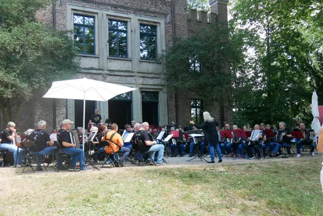 Gemeinsames Finale der LandesSeniorenAkkordeonOrchester Nordrhein-Westfalen und Baden-Württemberg unter Leitung von Sabine Kölz: "Amigos para siempre".  | Foto: Anita Brandtstäter