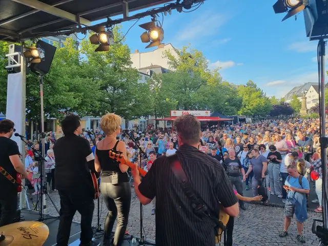 Open-Air und kostenfrei präsentiert Siegburg Sommer Live bis Mitte August noch vier Open-Air Konzerte auf dem Marktplatz. | Foto: Martina Reichenbach