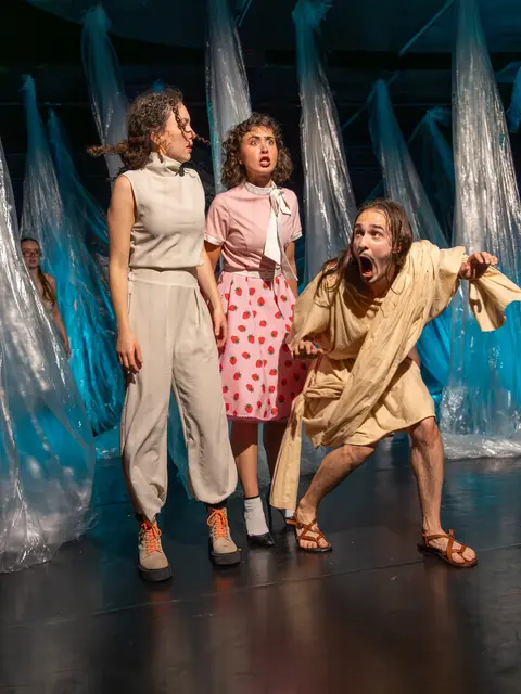 „Lysistrata“ ist ein 2.437 Jahre alter und doch hochaktueller Text des Dichters Aristophanes. Darin stellen Frauen ihre Männer vor die Wahl: Sex oder Krieg!? | Foto: Studiobühne SiegburgFotoclub Troisdorf