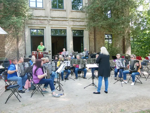 Auftakt des Gemeinschaftskonzertes mit dem LandesSeniorenAkkordeonOrchester Nordrhein-Westfalen unter Leitung von Sabine Kölz.  | Foto: Anita Brandtstäter
