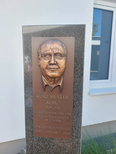 Nach dem Ehrenvorsitzenden Kurt Müller ist das einstige Schulgebäude des DRK-Zentrums benannt.  | Foto: Schmidt