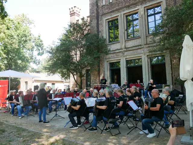 Zweiter Programmteil mit dem 41 Mitglieder starken Gastorchester aus Baden-Württemberg, ebenfalls unter Leitung von Sabine Kölz.  | Foto: Anita Brandtstäter