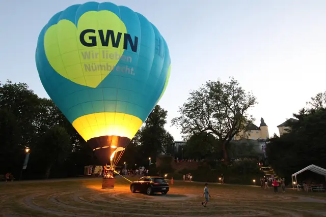 Ballonglühen auf dem Platz vor dem Roten Haus | Foto: Michael Kupper