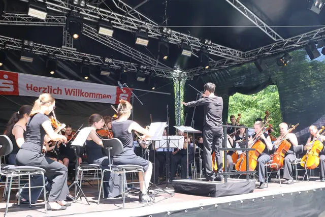 Das Jugendsinfonieorchester Bonn spielte im unteren Burghof von Schloss Homburg | Foto: Michael Kupper