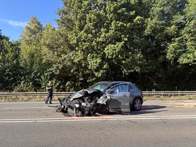 Schwerer Unfall in Porz mit zwei Schwerverletzten. | Foto: Arton Krasniqi