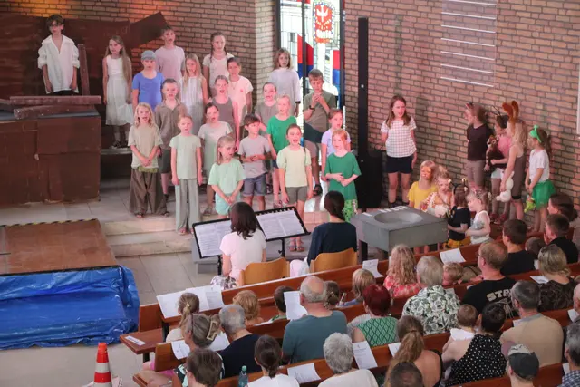 Der Kinderchor der Evangelischen Kirchengemeinde Volberg – Forsbach – Rösrath führte das Kinder-Musiktheater „Nach uns die Sintflut“ auf. Foto: Flick 