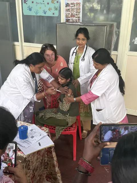 Ein kleiner Piks mit großer Wirkung. In Indien sterben überdurchschnittlich viele Frauen an Gebärmutterhalskrebs. Eine Impfung bietet Schutz. | Foto: Stephanie Herlach