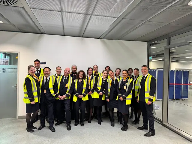 Die Crew der Boing 747 zeigt sich gut gelaunt vor dem Abflug in Frankfurt am Main. | Foto: Stephanie Herlach