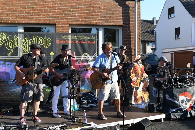 Die Rhingpirate um Markus Jouaux (1.v.l.) huldigten bei ihrer Geburtstagsparty gemeinsam mit Dieter Kirchenbauer (Mitte), Musikproduzent von "Let's dance", den Beatles. | Foto: Foto Brodüffel