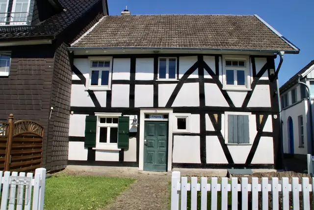 Das Fachwerkhaus an der Bergstraße 9 in Windeck-Rosbach ist heute ein Ort des Erinnerns und des Lernens. | Foto: Janina Decker