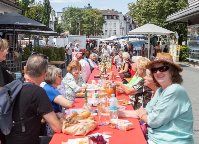 Kleine Speisen, Musik und viele Gespräche prägten die Premiere der Caritas-Aktion. Foto: Axel König