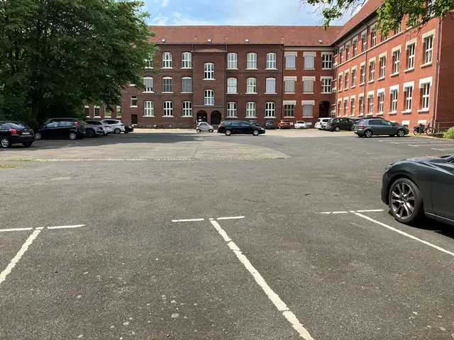Hot-Spot: Der frühere Schulhof auf der Rückseite der Musikschule ist fast völlig asphaltiert. Das wird sich ändern. Foto: Stadt Leverkusen