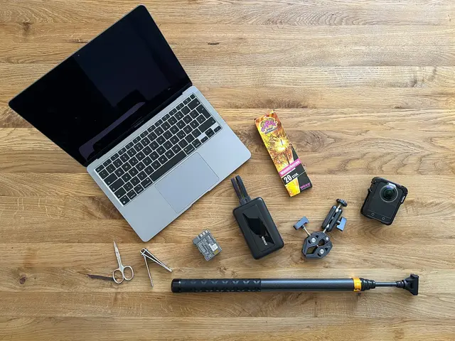 Laptop, Powerbank, Selfie-Stick und Wunderkerzen: An alles für den Urlaub gedacht? Doch, was darf ins Handgepäck und was vielleicht gar nicht auf eine Flugreise genommen werden? | Foto: Serkan Gürlek