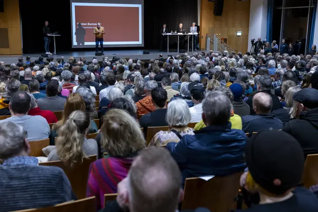 Die Infoveranstaltung zum geplanten Suchthilfezentrum am Perlengraben in der Aula des Berufskollegs Perlengraben zeigte, wie groß das Interesse der Bürger an der Einrichtung ist. | Foto: Michael Bause