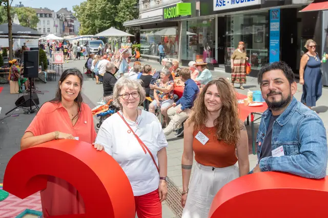 Organisierten die erste „Tafel der Begegnung“ der Caritas Rhein-Berg (v.l.): Sandra Das, Gabriele Broich, Dana Harms und Camilo Aguilar Bravo. Foto: Axel König