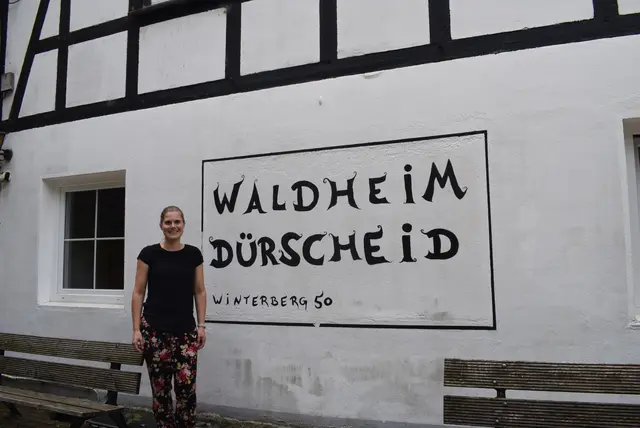Der Charme des Waldheims inmitten der Natur hat es auch Hausleiterin Maren Leuchner angetan. Foto: Hoeck 