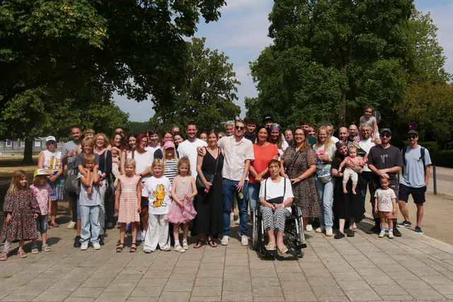 Gruppenfoto der Besucherinnen und Besucher der Vernissage "Zwischen Kontrolle und Absturz, zwischen Angst und Ausdruck" von Nico "KAPA" Eschweiler in Mines Spatzentreff.  | Foto: Anita Brandtstäter