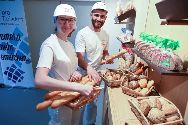 Mitarbeitende mit Produkten. | Foto: C. Seim/pro Troisdorf