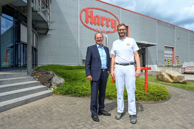 Der Troisdorfer Werksleiter Volker Hartung (rechts) mit Christian Seigerschmidt (links) vor der Großbäckerei im Camp Spich. | Foto: C. Seim/pro Troisdorf