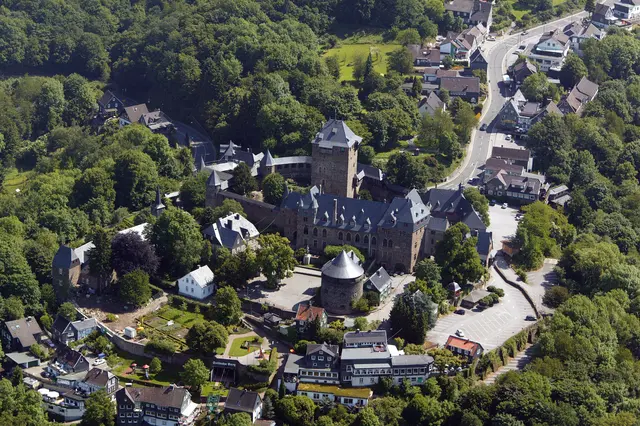 Die Anlage von Schloss Burg aus der Vogelperspektive. Foto: Medienwerkstatt Klingenstadt Solingen