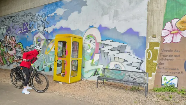 Die einstige Telefonzelle auf der Balkantrasse dient als Bücherzelle und kleiner Rastplatz. Der Förderverein um Petra Haller kümmert sich um den Erhalt und die Pflege der Freiluftbibliothek unter der Brücke. Foto: Gabi Knops-Feiler