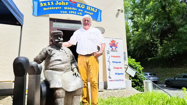 Die Ära von Bier, Tabak und Zündhölzern ging als „Hitdorfer Dreiklang" in die Ortsgeschichte ein. Bernd Bilitzki weist auf die Skulptur vor dem Eingang des Heimatmuseums hin. Foto: Gabi Knops-Feiler