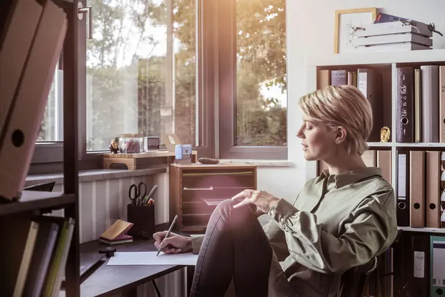 Wer zu Hause arbeiten, lesen oder entspannen möchte, profitiert von einem ruhigen Innenraum. Schallschutzfenster tragen dazu bei, Lärm draußen zu halten. Foto: DJD/REHAU Industries