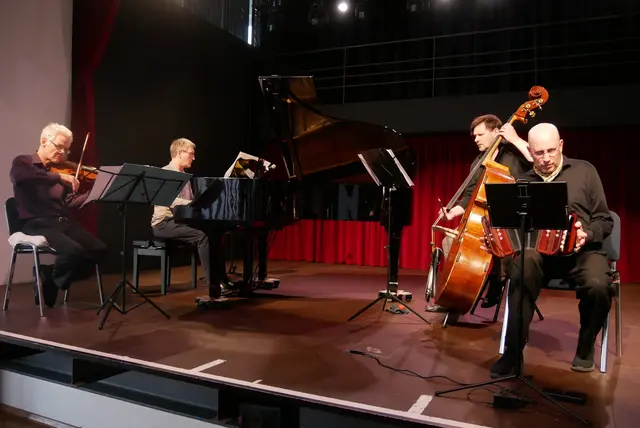 Tango Cologne auf der Bühne des großen Saals des Rheinforums: Wolfgang Richter, Violine, Stefan Thomas, Klavier, Markus Gantenberg, Kontrabass, Henrik Albrecht, Bandoneon.  | Foto: Anita Brandtstäter