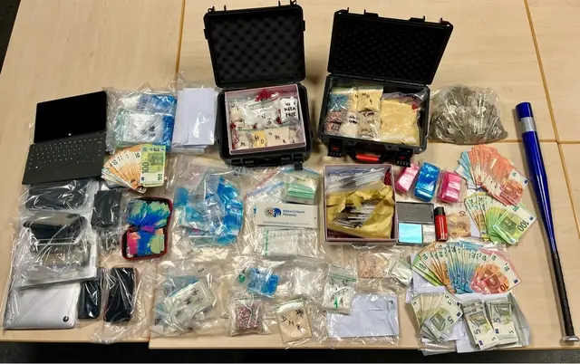 Drogen, Geld, Smartphones und Laptops wurden sichergestellt. | Foto: Polizei Köln