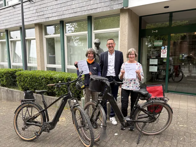 Bei der Gewinnübergabe dabei waren (v.l.): Sabine Krämer-Kox, Bürgermeister Dirk Runge und Adelheid Kolbe. Foto: Stadt Burscheid