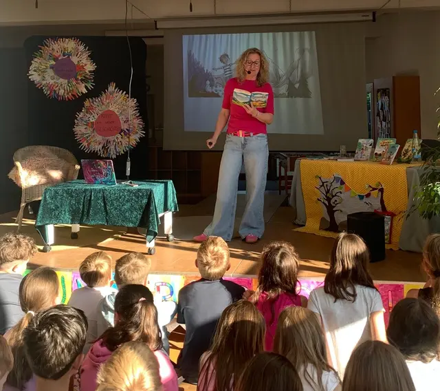 Kinderbuchautorin Jasmin Schaudinn las den Dritt- und Viertklässlern der GGS Nümbrecht aus ihrem Roman „Päckchensommer“ vor und gestaltete die Lesung interaktiv. | Foto: GGS Nümbrecht