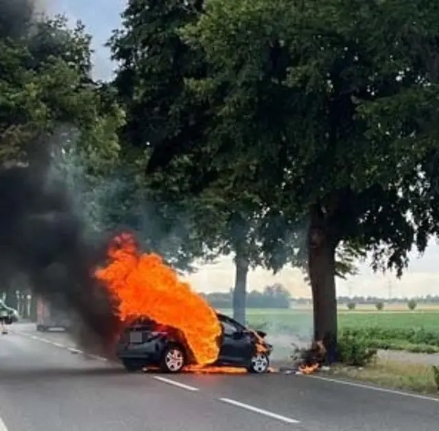Eine Zeugin half der schwer verletzten Fahrerin aus dem brennenden Wagen.  | Foto: Polizei Rhein-Erft-Kreis