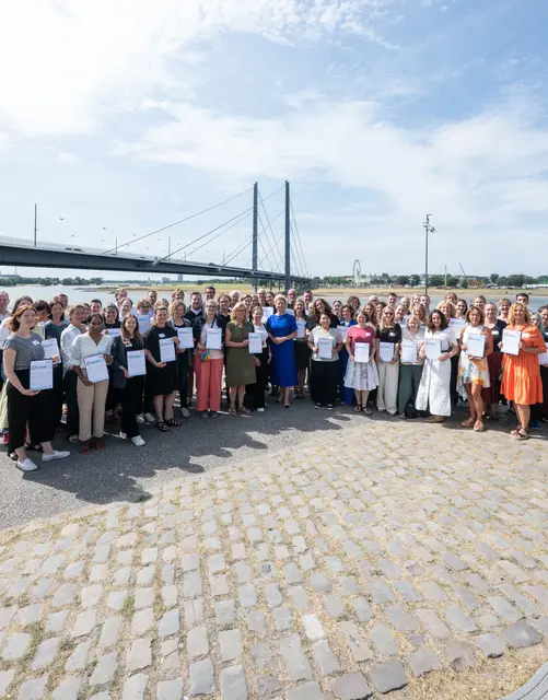 Ina Brandes (M.), NRW-Ministerin für Kultur und Wissenschaft, zeichnete 46 Netzwerke mit dem zdi-Qualitätssiegel aus – darunter auch das zdi-Netzwerk MINT Rhein-Berg. Foto: zdi.NRW, Caroline Seidel