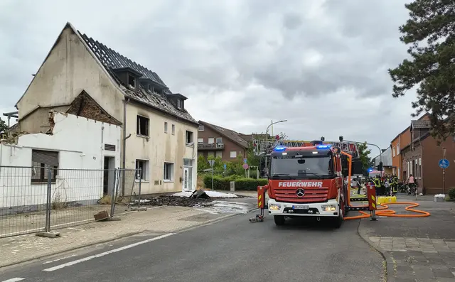 Das leerstehende Haus sollte abgerissen werden, das teils abgerissene Nachbarhaus war bereits abgebrannt. | Foto: Slomian