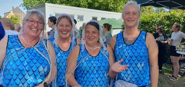 Statt den Schürreskarren selbst über die Strecke zu schieben, übernehmen die „Freaky Mermaids“ um Sylvia van Elst und Heike Bunde (v.l.) diesmal eine andere Rolle: Als Teil des neuen Rheindorfer Dreigestirns feuern sie die Teams an. Foto: Gabi Knops-Feiler 