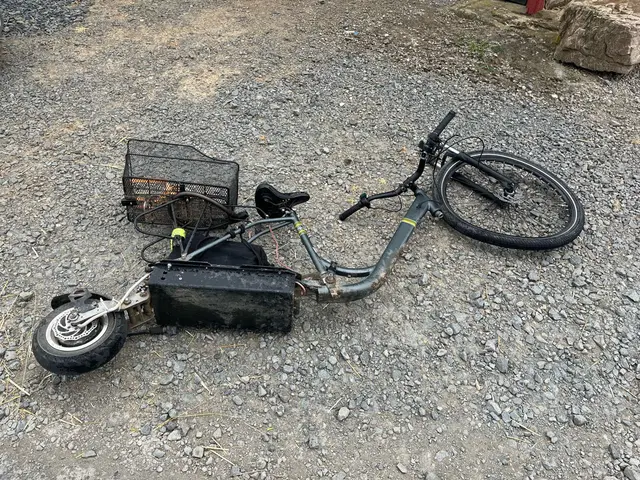 Der Verletzte war auf einer selbst gebauten und nicht versicherten Konstruktion aus Fahrrad und E-Scooter unterwegs.  | Foto: Polizei Rhein-Erft-Kreis