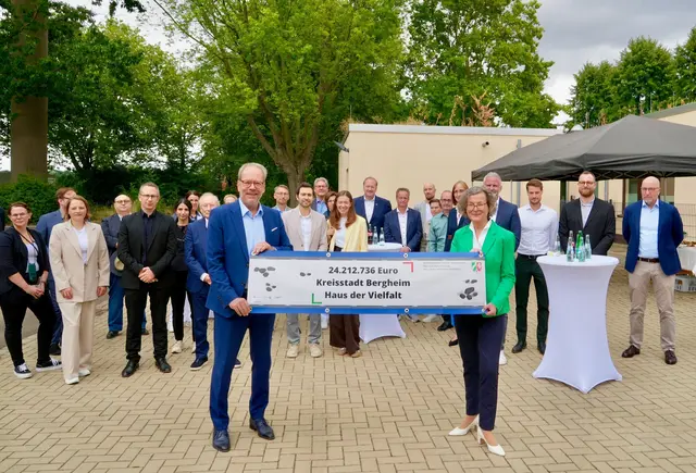 Land und Bund unterstützen die Umnutzung der ehemaligen Paulusschule  in  Niederaußem  zu  einem  Begegnungs-,  Bildungs-,  Kultur-  und Integrationszentrum. Ina Scharrenbach, Ministerin  für  Heimat, Kommunales,  Bau und Digitalisierung des  Landes Nordrhein-Westfalen, übergab den Förderbescheid  für  das  Projekt an Bürgermeister Volker Mießeler.  | Foto: Kreisstadt Bergheim 