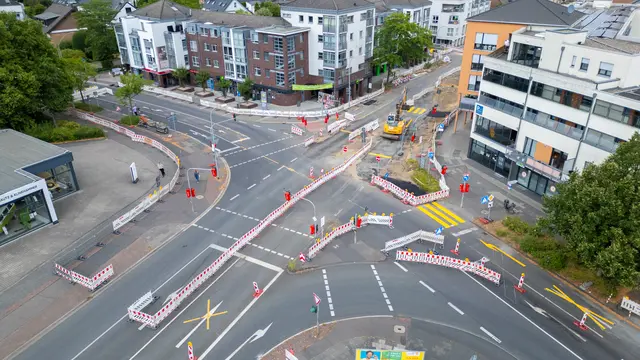 Im Knotenpunkt Luxemburger Straße/Bonnstraße müssen Arbeiten an Kanal- und Fernwärmeleitungen durchgeführt werden.  Die Arbeiten starten heute, 23. Juli und werden bis ins erste Quartal 2027 andauern. | Foto: Foto   G. Piliero/Stadt Hürth