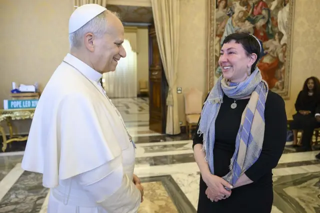 Die US-Rabbinerin Lizzy Heydemann aus Chicago wurde am 28. Mai 2026 von Papst Leo XIV empfangen. Der Papst (bürgerl. Robert Francis Prevost) wurde in Chicago geboren. Lizzy Heydemann besucht nun Brühl - auf der Suche nach ihren familiären Wurzeln.  | Foto: Foto: Risoluti/Vatican Media
