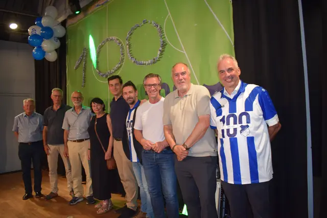 SVR-Schatzmeisterin Claudia Ekey (M.), SVR-Vorsitzender Robert Martin Kraus (4.v.r.) und der 2. Vorsitzende Markus Pinger (r.) freuten sich über Grußworte und Jubiläumsgeschenke von Karl Heinz Borghoff (Tennisverband Mittelrhein), Dettlef Rockenberg (1. Vorsitzender Stadtsportverband Berg. Gladbach), Ulrich Heimann (1. stv. Landrat a.D.), Bürgermeister Marcel Kreutz, FVM-Präsident Christos Katzidis und Jürgen Liehn (Vorsitzender FVM Berg) (v.l.). Foto: Hoeck