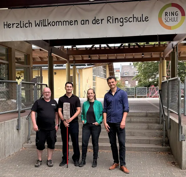 Sind maßgeblich daran beteiligt, dass die Kinder der Ringschule ihre Toiletten wieder benutzen können (von links):  Gerd Meyer, Hausmeister der Ringschule, Enes Fahri Urhan (pädagogische Toilettenbegleitung), Julia Stausberg-Umuerri und Heinirich Fries von der Elterninitiative "KloPatrol".

 | Foto: Fries
