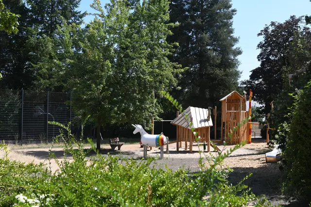 Der neugestaltete Spielplatz an der Von-Wied-Straße im Brühler Westen kann wegen fehlendem Fallschutz und Vandalismus noch nicht eröffnet werden. | Foto: Foto: Brodüffel