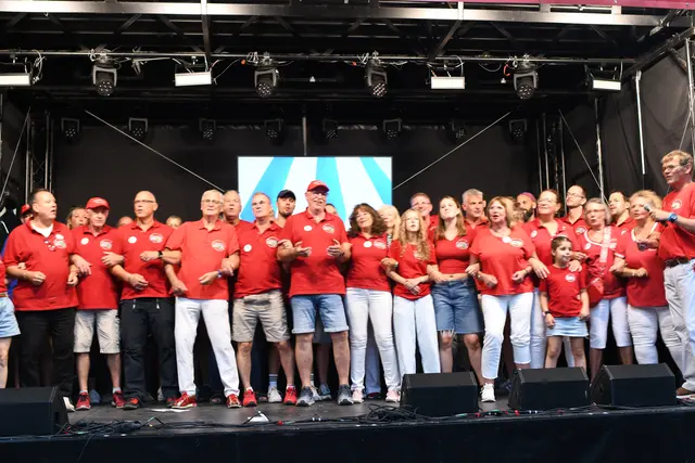 Medden en et Hätz: Finale mit Hymne auf Heimatliebe. | Foto: Foto Brodüffel